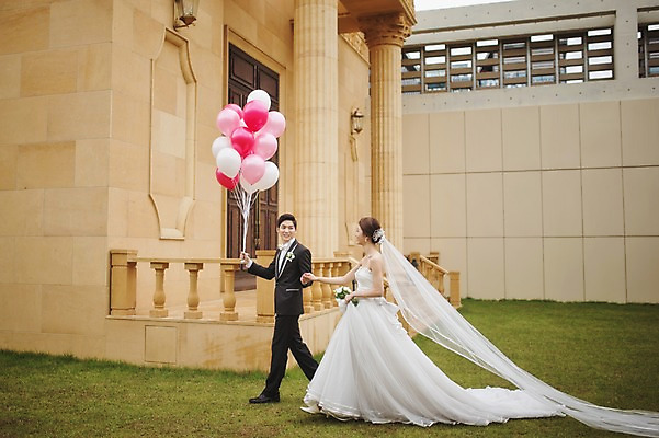 포토 JPG 주간 전신 여자 남자 행복 신부 웨딩드레스 신랑 결혼 들기 정장 턱시도 성인 야외 두명 30대 걷기 다정 한국인 풍선 기념촬영 웨딩라이프 성인만 국내포토 자연요소 라이프스타일 드레스 옷 감정 컨셉 모션 사람 동양인 이벤트 장년 사진촬영 파일형식