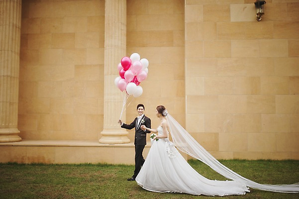 포토 JPG 주간 전신 여자 남자 행복 신부 웨딩드레스 신랑 결혼 들기 정장 턱시도 성인 야외 두명 30대 걷기 다정 한국인 풍선 기념촬영 웨딩라이프 성인만 국내포토 자연요소 라이프스타일 드레스 옷 감정 컨셉 모션 사람 동양인 이벤트 장년 사진촬영 파일형식