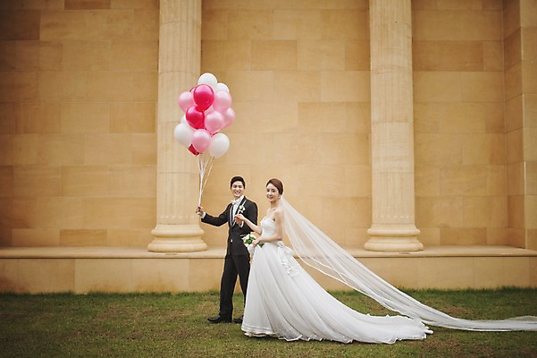 포토 JPG 주간 전신 여자 남자 행복 신부 웨딩드레스 신랑 결혼 들기 정장 턱시도 성인 야외 두명 30대 걷기 다정 한국인 풍선 기념촬영 웨딩라이프 성인만 국내포토 자연요소 라이프스타일 드레스 옷 감정 컨셉 모션 사람 동양인 이벤트 장년 사진촬영 파일형식