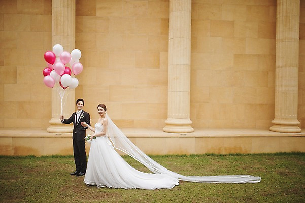 포토 JPG 주간 전신 여자 남자 행복 신부 웨딩드레스 신랑 결혼 들기 정장 턱시도 성인 야외 두명 30대 걷기 다정 한국인 풍선 기념촬영 웨딩라이프 성인만 국내포토 자연요소 라이프스타일 드레스 옷 감정 컨셉 모션 사람 동양인 이벤트 장년 사진촬영 파일형식