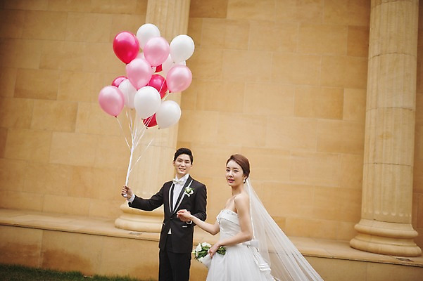 포토 JPG 주간 여자 남자 행복 신부 웨딩드레스 신랑 결혼 들기 정장 턱시도 상반신 성인 야외 두명 옆모습 30대 걷기 손잡기 다정 한국인 풍선 기념촬영 웨딩라이프 성인만 국내포토 자연요소 라이프스타일 드레스 옷 감정 뷰포인트 컨셉 모션 사람 동양인 이벤트 장년 사진촬영 파일형식