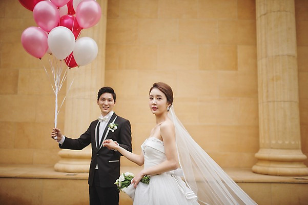 포토 JPG 주간 여자 남자 행복 신부 웨딩드레스 신랑 결혼 들기 정장 턱시도 상반신 성인 야외 두명 옆모습 30대 걷기 손잡기 다정 한국인 풍선 기념촬영 웨딩라이프 성인만 국내포토 자연요소 라이프스타일 드레스 옷 감정 뷰포인트 컨셉 모션 사람 동양인 이벤트 장년 사진촬영 파일형식