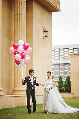 포토 JPG 주간 전신 여자 남자 행복 신부 웨딩드레스 신랑 결혼 들기 정장 턱시도 성인 야외 두명 30대 걷기 다정 한국인 풍선 기념촬영 웨딩라이프 성인만 국내포토 자연요소 라이프스타일 드레스 옷 감정 컨셉 모션 사람 동양인 이벤트 장년 사진촬영 파일형식