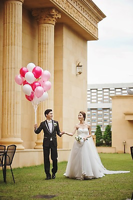 포토 JPG 주간 전신 여자 남자 행복 신부 웨딩드레스 신랑 결혼 들기 정장 턱시도 성인 야외 두명 30대 걷기 다정 한국인 풍선 기념촬영 웨딩라이프 성인만 국내포토 자연요소 라이프스타일 드레스 옷 감정 컨셉 모션 사람 동양인 이벤트 장년 사진촬영 파일형식