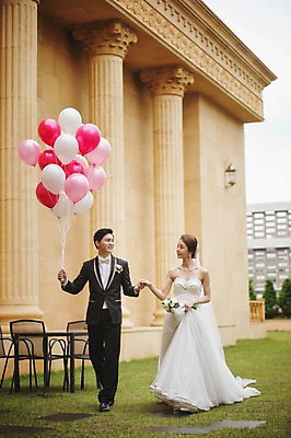 포토 JPG 주간 전신 여자 남자 행복 신부 웨딩드레스 신랑 결혼 들기 정장 턱시도 성인 야외 두명 30대 걷기 다정 한국인 풍선 기념촬영 웨딩라이프 성인만 국내포토 자연요소 라이프스타일 드레스 옷 감정 컨셉 모션 사람 동양인 이벤트 장년 사진촬영 파일형식
