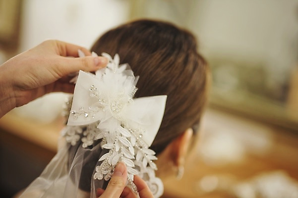 포토 JPG 손 여자 신부 웨딩드레스 결혼 실내 앉기 성인 두명 뒷모습 신체부위 30대 한국인 준비 머리장식 단장 웨딩라이프 성인만 국내포토 라이프스타일 드레스 뷰포인트 모션 사람 동양인 이벤트 내부 장식 장년 파일형식