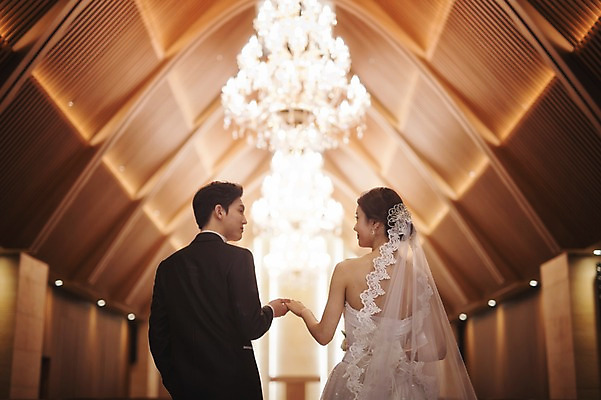 포토 JPG 여자 남자 행복 신부 웨딩드레스 신랑 결혼 결혼식 실내 상반신 성인 두명 뒷모습 30대 걷기 손잡기 한국인 예식장 행진 웨딩라이프 성인만 국내포토 라이프스타일 드레스 감정 뷰포인트 모션 사람 동양인 이벤트 내부 장년 공간 파일형식