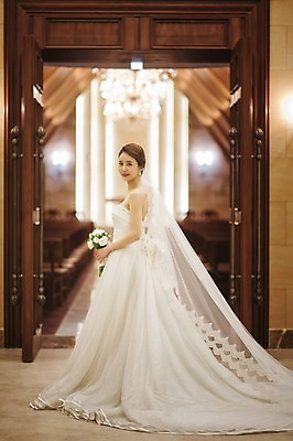 포토 JPG 전신 여자 행복 신부 부케 웨딩드레스 결혼 결혼식 실내 한명 서기 미소 들기 성인 옆모습 30대 한국인 예식장 웨딩라이프 성인여자한명만 성인만 국내포토 1 라이프스타일 드레스 감정 뷰포인트 꽃다발 모션 표정 사람 동양인 이벤트 내부 장년 공간 여자한명만 성인여자만 파일형식