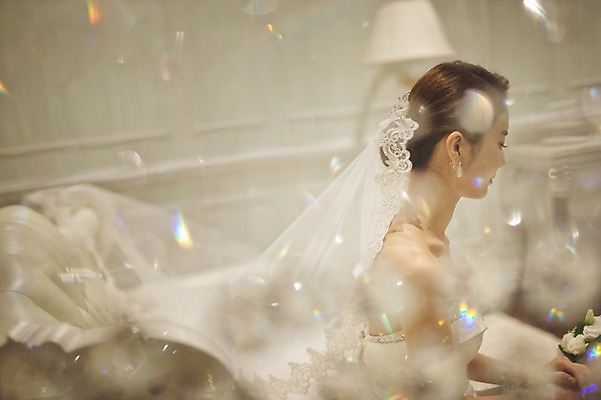 포토 JPG 여자 행복 신부 웨딩드레스 결혼 실내 한명 앉기 상반신 성인 옆모습 30대 반짝임 한국인 기념촬영 신부대기실 웨딩라이프 성인여자한명만 성인만 국내포토 1 라이프스타일 드레스 감정 뷰포인트 모션 사람 동양인 이벤트 내부 장년 사진촬영 대기실 여자한명만 성인여자만 파일형식