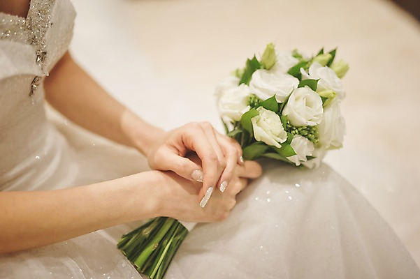 포토 JPG 여자 행복 신부 부케 웨딩드레스 결혼 실내 한명 들기 앉기 상반신 성인 앞모습 30대 한국인 기념촬영 신부대기실 웨딩라이프 성인여자한명만 성인만 국내포토 1 라이프스타일 드레스 감정 뷰포인트 꽃다발 모션 사람 동양인 이벤트 내부 장년 사진촬영 대기실 여자한명만 성인여자만 파일형식