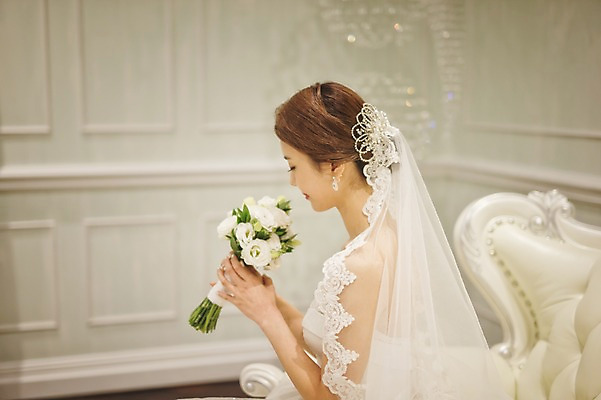 포토 JPG 여자 행복 신부 부케 웨딩드레스 결혼 실내 한명 들기 앉기 상반신 성인 옆모습 30대 한국인 기념촬영 신부대기실 웨딩라이프 성인여자한명만 성인만 국내포토 1 라이프스타일 드레스 감정 뷰포인트 꽃다발 모션 사람 동양인 이벤트 내부 장년 사진촬영 대기실 여자한명만 성인여자만 파일형식