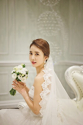 포토 JPG 여자 행복 신부 부케 웨딩드레스 결혼 실내 한명 들기 앉기 상반신 성인 옆모습 30대 한국인 기념촬영 신부대기실 웨딩라이프 성인여자한명만 성인만 국내포토 1 라이프스타일 드레스 감정 뷰포인트 꽃다발 모션 사람 동양인 이벤트 내부 장년 사진촬영 대기실 여자한명만 성인여자만 파일형식