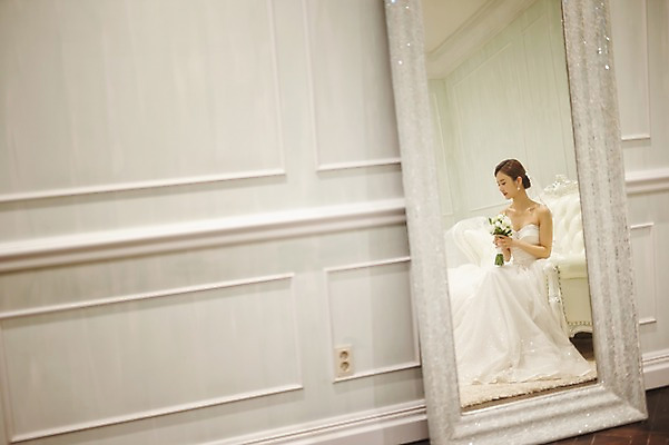 포토 JPG 전신 여자 행복 신부 부케 웨딩드레스 결혼 실내 한명 들기 앉기 성인 옆모습 30대 거울 한국인 기념촬영 신부대기실 웨딩라이프 성인여자한명만 성인만 국내포토 1 라이프스타일 드레스 감정 뷰포인트 꽃다발 모션 사람 동양인 이벤트 내부 장년 사진촬영 대기실 여자한명만 성인여자만 파일형식