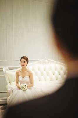 포토 JPG 여자 행복 신부 부케 웨딩드레스 결혼 실내 들기 앉기 상반신 성인 두명 앞모습 뒷모습 30대 한국인 기념촬영 신부대기실 웨딩라이프 성인만 국내포토 라이프스타일 드레스 감정 뷰포인트 꽃다발 모션 사람 동양인 이벤트 내부 장년 사진촬영 대기실 파일형식