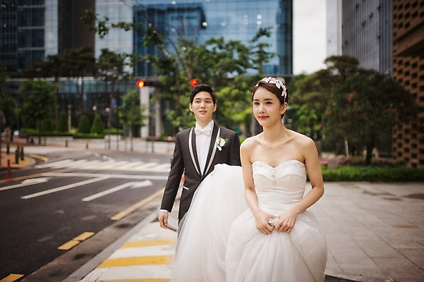 포토 JPG 주간 여자 남자 행복 신부 웨딩드레스 신랑 결혼 서기 들기 정장 턱시도 상반신 성인 야외 두명 앞모습 30대 다정 한국인 기념촬영 웨딩라이프 성인만 국내포토 자연요소 라이프스타일 드레스 옷 감정 뷰포인트 컨셉 모션 사람 동양인 이벤트 장년 사진촬영 파일형식