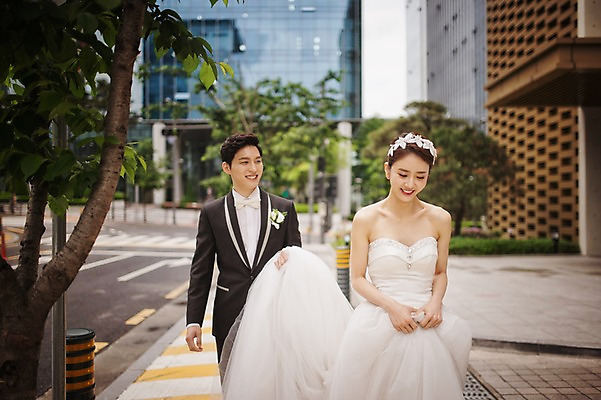 포토 JPG 주간 여자 남자 행복 신부 웨딩드레스 신랑 결혼 서기 들기 정장 턱시도 상반신 성인 야외 두명 앞모습 30대 다정 한국인 기념촬영 웨딩라이프 성인만 국내포토 자연요소 라이프스타일 드레스 옷 감정 뷰포인트 컨셉 모션 사람 동양인 이벤트 장년 사진촬영 파일형식