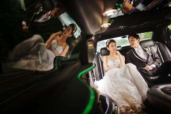 포토 JPG 주간 전신 여자 남자 행복 신부 웨딩드레스 신랑 결혼 앉기 정장 턱시도 성인 야외 두명 앞모습 30대 한국인 승차 웨딩카 기념촬영 웨딩라이프 성인만 국내포토 자연요소 라이프스타일 드레스 옷 감정 뷰포인트 모션 자동차 사람 동양인 이벤트 장년 사진촬영 파일형식