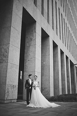 포토 JPG 주간 전신 여자 남자 행복 신부 부케 웨딩드레스 신랑 결혼 흑백 서기 들기 정장 턱시도 성인 야외 두명 앞모습 30대 다정 한국인 기념촬영 웨딩라이프 성인만 국내포토 자연요소 라이프스타일 드레스 옷 감정 뷰포인트 꽃다발 컨셉 모션 촬영기법 사람 동양인 이벤트 장년 사진촬영 파일형식