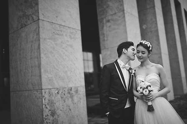 포토 JPG 주간 여자 남자 행복 신부 부케 웨딩드레스 신랑 결혼 키스 흑백 서기 들기 정장 턱시도 상반신 성인 야외 두명 앞모습 30대 한국인 기념촬영 웨딩라이프 성인만 국내포토 자연요소 라이프스타일 드레스 옷 감정 뷰포인트 꽃다발 모션 촬영기법 사람 동양인 이벤트 장년 사진촬영 애정표현 파일형식