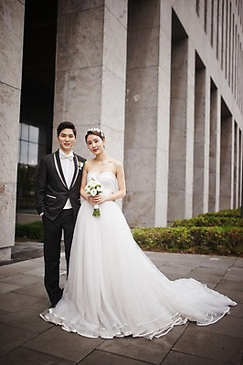 포토 JPG 주간 전신 여자 남자 행복 신부 부케 웨딩드레스 신랑 결혼 서기 들기 정장 턱시도 성인 야외 두명 앞모습 30대 한국인 기념촬영 웨딩라이프 성인만 국내포토 자연요소 라이프스타일 드레스 옷 감정 뷰포인트 꽃다발 모션 사람 동양인 이벤트 장년 사진촬영 파일형식