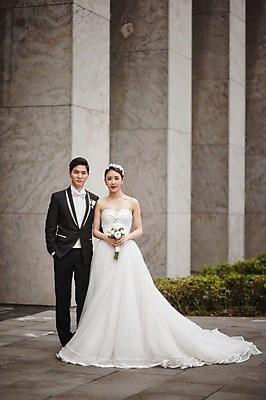 포토 JPG 주간 전신 여자 남자 행복 신부 부케 웨딩드레스 신랑 결혼 서기 들기 정장 턱시도 성인 야외 두명 앞모습 30대 한국인 기념촬영 웨딩라이프 성인만 국내포토 자연요소 라이프스타일 드레스 옷 감정 뷰포인트 꽃다발 모션 사람 동양인 이벤트 장년 사진촬영 파일형식