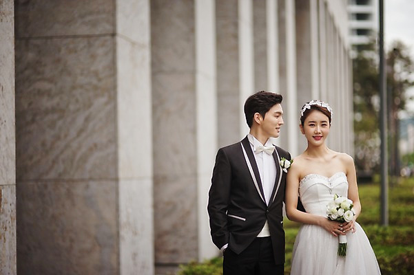 포토 JPG 주간 여자 남자 행복 신부 부케 웨딩드레스 신랑 결혼 서기 들기 정장 턱시도 상반신 성인 야외 두명 앞모습 30대 한국인 기념촬영 웨딩라이프 성인만 국내포토 자연요소 라이프스타일 드레스 옷 감정 뷰포인트 꽃다발 모션 사람 동양인 이벤트 장년 사진촬영 파일형식