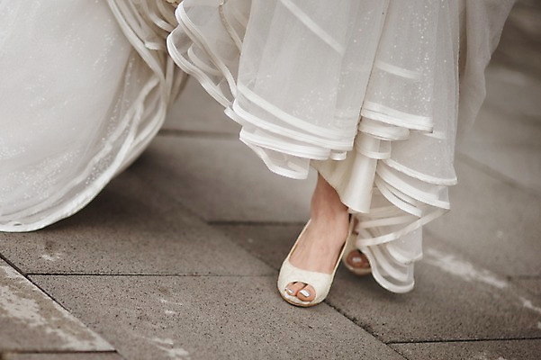 포토 JPG 주간 여자 신부 웨딩드레스 결혼 발 한명 성인 야외 신체부위 30대 걷기 한국인 하반신 웨딩라이프 성인만 국내포토 자연요소 1 라이프스타일 드레스 모션 사람 동양인 이벤트 장년 파일형식