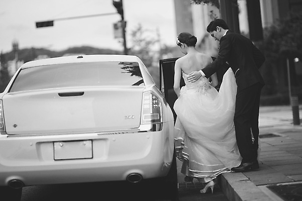 포토 JPG 주간 전신 여자 남자 신부 웨딩드레스 신랑 결혼 흑백 서기 성인 야외 두명 뒷모습 30대 한국인 웨딩카 기념촬영 웨딩라이프 성인만 국내포토 자연요소 라이프스타일 드레스 뷰포인트 모션 자동차 촬영기법 사람 동양인 이벤트 장년 사진촬영 파일형식