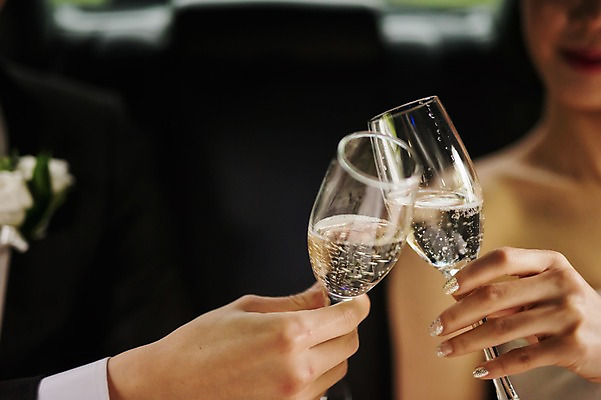 포토 JPG 주간 여자 남자 신부 신랑 결혼 미소 앉기 상반신 성인 야외 두명 앞모습 30대 한국인 샴페인 건배 웨딩카 웨딩라이프 성인만 국내포토 자연요소 라이프스타일 뷰포인트 모션 자동차 주류 표정 사람 동양인 이벤트 장년 파일형식