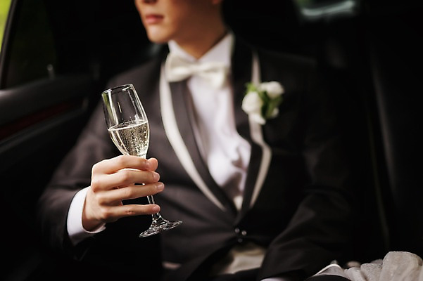 포토 JPG 주간 남자 결혼 한명 들기 정장 턱시도 상반신 성인 야외 앞모습 30대 한국인 샴페인 웨딩라이프 국내포토 자연요소 1 라이프스타일 옷 뷰포인트 모션 주류 사람 동양인 이벤트 장년 파일형식