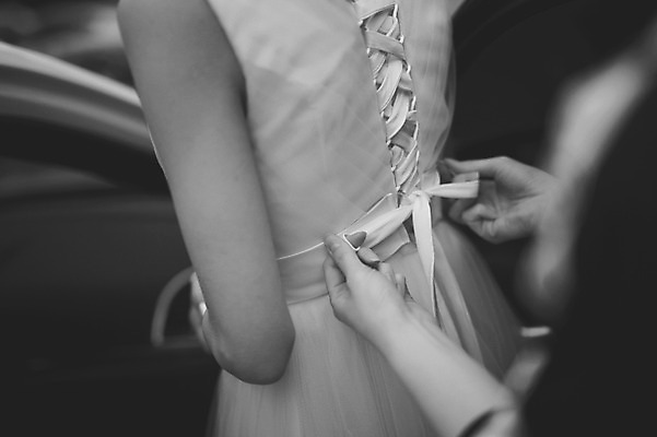 포토 JPG 주간 여자 신부 결혼 흑백 한명 서기 상반신 성인 야외 뒷모습 30대 한국인 준비 코르셋 웨딩라이프 성인만 국내포토 자연요소 1 라이프스타일 뷰포인트 모션 촬영기법 사람 동양인 이벤트 장년 파일형식