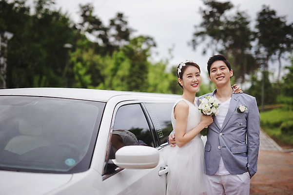 포토 JPG 주간 여자 남자 행복 신부 부케 신랑 결혼 서기 미소 들기 상반신 성인 야외 두명 앞모습 30대 한국인 미니드레스 웨딩카 기념촬영 웨딩라이프 성인만 국내포토 자연요소 라이프스타일 드레스 감정 뷰포인트 꽃다발 모션 자동차 표정 사람 동양인 이벤트 장년 사진촬영 파일형식