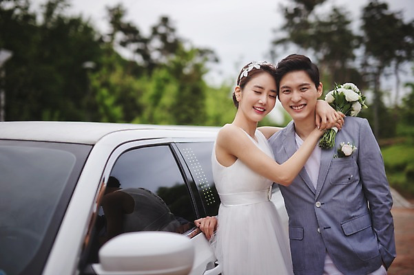 포토 JPG 주간 여자 남자 행복 신부 부케 신랑 결혼 서기 미소 상반신 성인 야외 두명 앞모습 30대 눈감음 한국인 미니드레스 웨딩카 기념촬영 웨딩라이프 성인만 국내포토 자연요소 라이프스타일 드레스 감정 뷰포인트 꽃다발 모션 자동차 표정 사람 동양인 이벤트 장년 사진촬영 파일형식