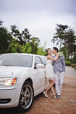 포토 JPG 주간 전신 여자 남자 행복 신부 부케 신랑 결혼 포옹 서기 성인 야외 두명 앞모습 30대 다정 한국인 미니드레스 웨딩카 기념촬영 웨딩라이프 성인만 국내포토 자연요소 라이프스타일 드레스 감정 뷰포인트 꽃다발 컨셉 안기 모션 자동차 사람 동양인 이벤트 장년 사진촬영 파일형식