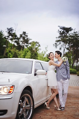 포토 JPG 주간 전신 여자 남자 행복 신부 부케 신랑 결혼 포옹 서기 성인 야외 두명 앞모습 30대 다정 한국인 미니드레스 웨딩카 기념촬영 웨딩라이프 성인만 국내포토 자연요소 라이프스타일 드레스 감정 뷰포인트 꽃다발 컨셉 안기 모션 자동차 사람 동양인 이벤트 장년 사진촬영 파일형식