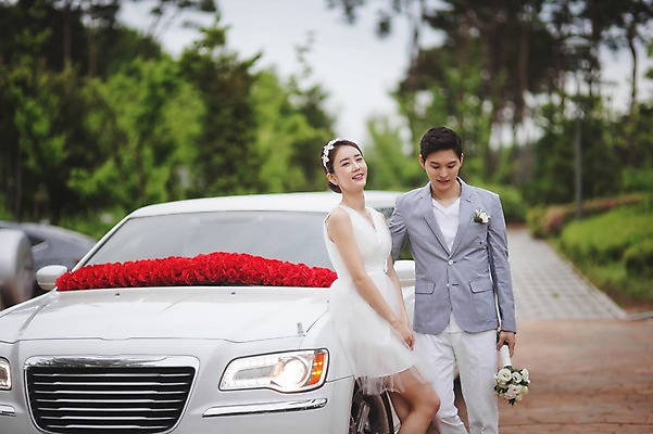 포토 JPG 주간 여자 남자 행복 신부 부케 신랑 결혼 서기 미소 상반신 성인 야외 두명 앞모습 30대 한국인 미니드레스 웨딩카 기념촬영 웨딩라이프 성인만 국내포토 자연요소 라이프스타일 드레스 감정 뷰포인트 꽃다발 모션 자동차 표정 사람 동양인 이벤트 장년 사진촬영 파일형식