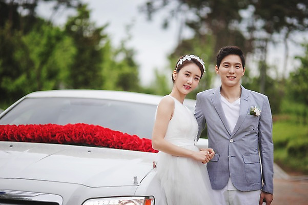 포토 JPG 주간 여자 남자 행복 신부 신랑 결혼 서기 미소 상반신 성인 야외 두명 앞모습 30대 한국인 미니드레스 웨딩카 기념촬영 웨딩라이프 성인만 국내포토 자연요소 라이프스타일 드레스 감정 뷰포인트 모션 자동차 표정 사람 동양인 이벤트 장년 사진촬영 파일형식