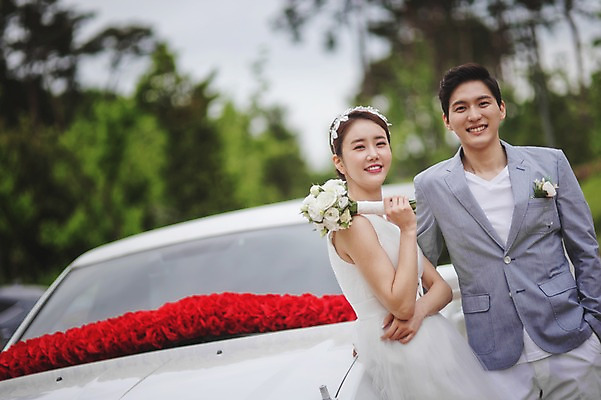 포토 JPG 주간 여자 남자 행복 신부 부케 신랑 결혼 서기 미소 들기 상반신 성인 야외 두명 앞모습 30대 한국인 미니드레스 웨딩카 기념촬영 웨딩라이프 성인만 국내포토 자연요소 라이프스타일 드레스 감정 뷰포인트 꽃다발 모션 자동차 표정 사람 동양인 이벤트 장년 사진촬영 파일형식