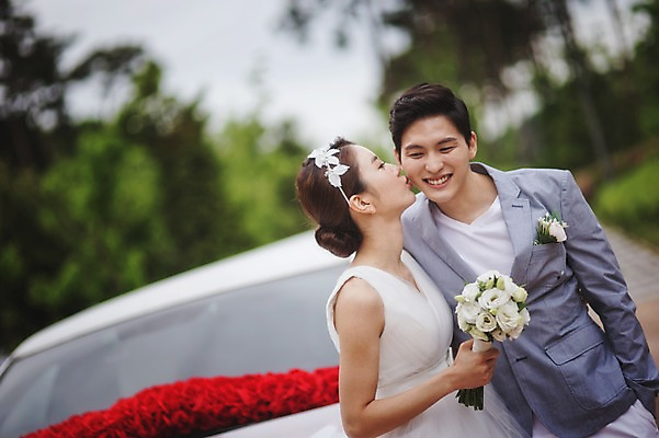 포토 JPG 주간 여자 남자 행복 신부 부케 신랑 결혼 키스 서기 미소 상반신 성인 야외 두명 앞모습 30대 한국인 미니드레스 웨딩카 기념촬영 웨딩라이프 성인만 국내포토 자연요소 라이프스타일 드레스 감정 뷰포인트 꽃다발 모션 자동차 표정 사람 동양인 이벤트 장년 사진촬영 애정표현 파일형식