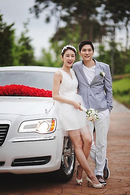 포토 JPG 주간 전신 여자 남자 행복 신부 부케 신랑 결혼 서기 성인 야외 두명 앞모습 30대 다정 한국인 미니드레스 웨딩카 기념촬영 웨딩라이프 성인만 국내포토 자연요소 라이프스타일 드레스 감정 뷰포인트 꽃다발 컨셉 모션 자동차 사람 동양인 이벤트 장년 사진촬영 파일형식