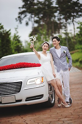 포토 JPG 주간 전신 여자 남자 행복 신부 부케 신랑 결혼 서기 들기 성인 야외 두명 앞모습 30대 다정 한국인 미니드레스 웨딩카 기념촬영 웨딩라이프 성인만 국내포토 자연요소 라이프스타일 드레스 감정 뷰포인트 꽃다발 컨셉 모션 자동차 사람 동양인 이벤트 장년 사진촬영 파일형식