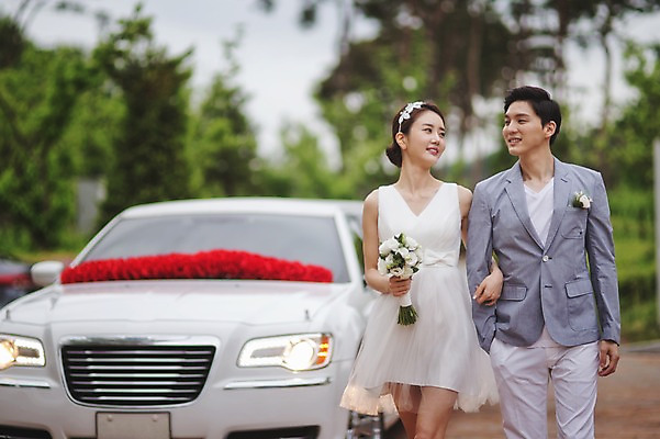 포토 JPG 주간 여자 남자 행복 신부 부케 신랑 결혼 들기 상반신 성인 야외 두명 앞모습 30대 걷기 팔짱 한국인 미니드레스 웨딩카 기념촬영 웨딩라이프 성인만 국내포토 자연요소 라이프스타일 드레스 감정 뷰포인트 꽃다발 모션 자동차 사람 동양인 이벤트 장년 사진촬영 파일형식