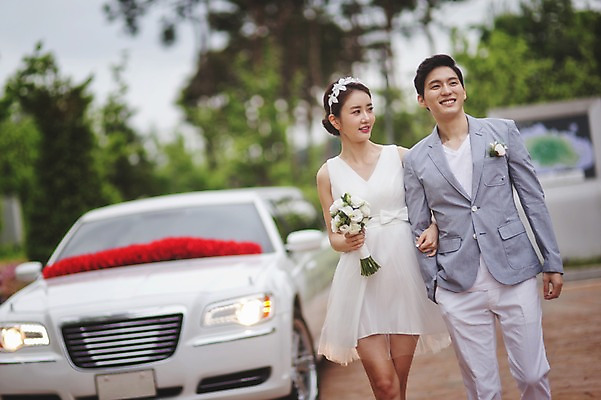 포토 JPG 주간 여자 남자 행복 신부 부케 신랑 결혼 들기 상반신 성인 야외 두명 앞모습 30대 걷기 팔짱 한국인 미니드레스 웨딩카 기념촬영 웨딩라이프 성인만 국내포토 자연요소 라이프스타일 드레스 감정 뷰포인트 꽃다발 모션 자동차 사람 동양인 이벤트 장년 사진촬영 파일형식