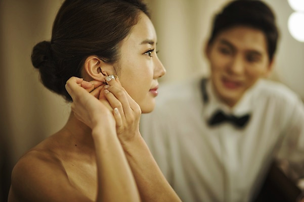 포토 JPG 응시 여자 남자 신부 신랑 결혼 실내 앉기 상반신 성인 두명 옆모습 30대 귀걸이 한국인 준비 단장 대기실 웨딩라이프 성인만 국내포토 라이프스타일 시선 뷰포인트 장신구 모션 사람 동양인 이벤트 내부 장년 공간 파일형식