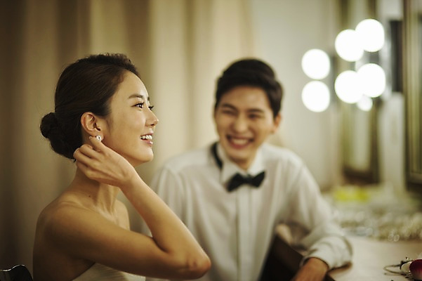 포토 JPG 응시 여자 남자 신부 신랑 결혼 실내 앉기 상반신 성인 두명 옆모습 30대 귀걸이 한국인 준비 단장 대기실 웨딩라이프 성인만 국내포토 라이프스타일 시선 뷰포인트 장신구 모션 사람 동양인 이벤트 내부 장년 공간 파일형식