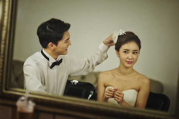 포토 JPG 여자 남자 신부 신랑 결혼 실내 미소 앉기 상반신 성인 두명 앞모습 옆모습 30대 다정 만지기 한국인 준비 머리장식 대기실 웨딩라이프 성인만 국내포토 라이프스타일 뷰포인트 컨셉 모션 표정 사람 동양인 이벤트 내부 장식 장년 공간 파일형식