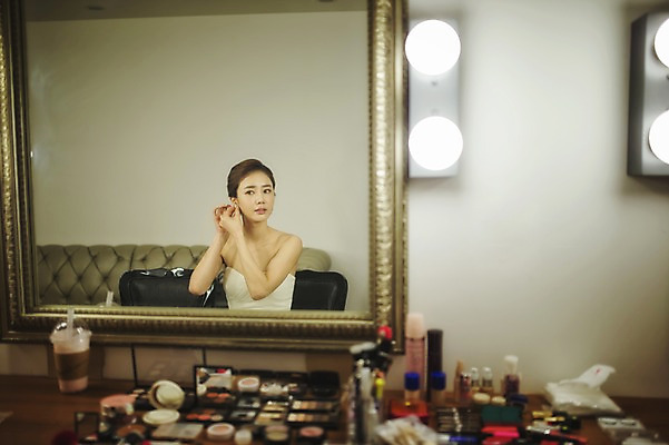 포토 JPG 여자 신부 웨딩드레스 결혼 실내 한명 상반신 성인 앞모습 30대 귀걸이 거울 한국인 준비 단장 대기실 착용 웨딩라이프 성인만 국내포토 1 라이프스타일 드레스 뷰포인트 장신구 사람 동양인 이벤트 내부 장년 공간 파일형식