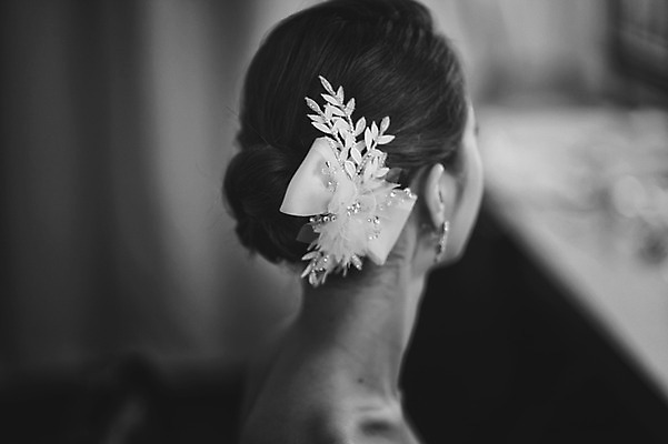 포토 JPG 여자 신부 결혼 흑백 실내 한명 앉기 성인 옆모습 30대 한국인 준비 머리장식 단장 웨딩라이프 성인여자한명만 성인만 국내포토 1 라이프스타일 뷰포인트 모션 촬영기법 사람 동양인 이벤트 내부 장식 장년 여자한명만 성인여자만 파일형식