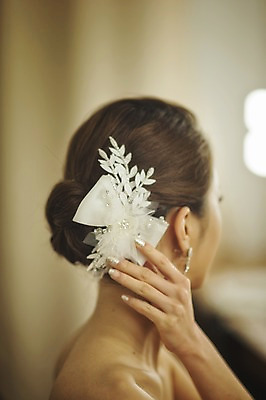 포토 JPG 여자 신부 결혼 실내 한명 앉기 성인 옆모습 30대 한국인 준비 머리장식 단장 웨딩라이프 성인여자한명만 성인만 국내포토 1 라이프스타일 뷰포인트 모션 사람 동양인 이벤트 내부 장식 장년 여자한명만 성인여자만 파일형식