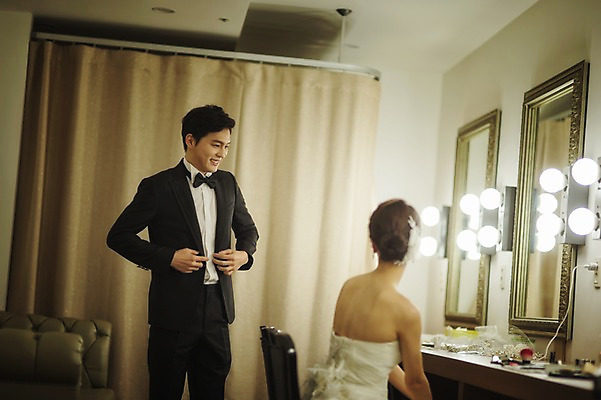 포토 라이프스타일 드레스 옷 뷰포인트 결혼 모션 사람 동양인 정장 이벤트 내부 장년 공간 파일형식 두명 상반신 턱시도 앉기 서기 앞모습 신부 신랑 웨딩드레스 남자 여자 옆모습 대기실 준비 웨딩라이프 성인만 성인 30대 한국인 JPG 실내 국내포토